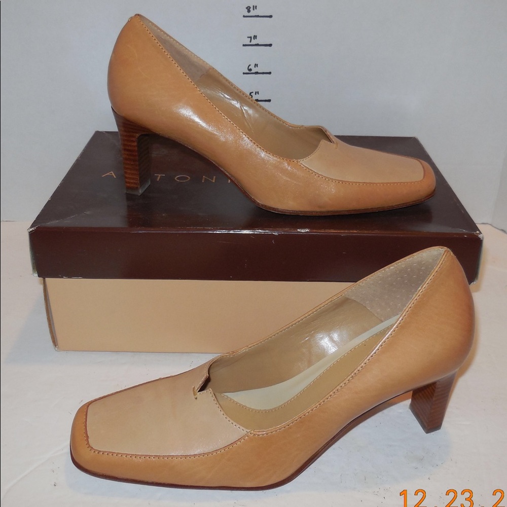 Antonio Melani beige split color heels size 6M